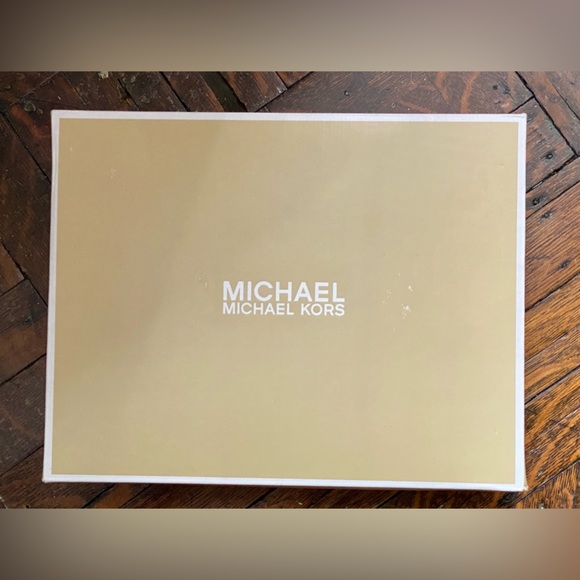 Beautiful NWOT Micheal Kors Navy Blue Suede Heels - Size 7 - Picture 13 of 14